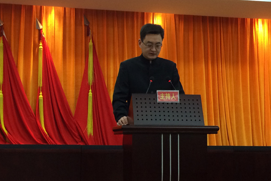 中投顧問(wèn)產(chǎn)業(yè)戰(zhàn)略規(guī)劃專家在主席臺(tái)發(fā)言